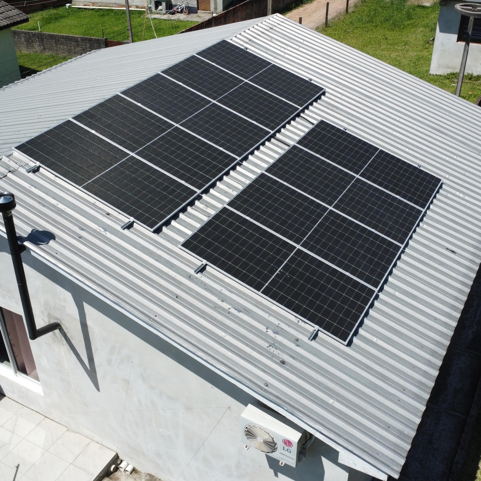Instalação de módulos fotovoltaicos em telhado metálico