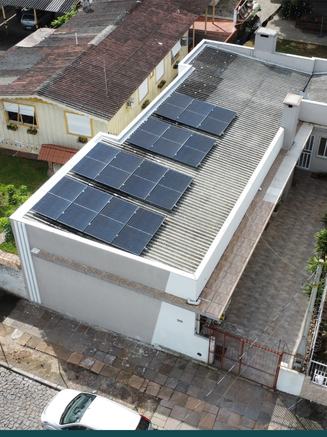 Projeto de energia solar residencial com módulos fotovoltaicos
