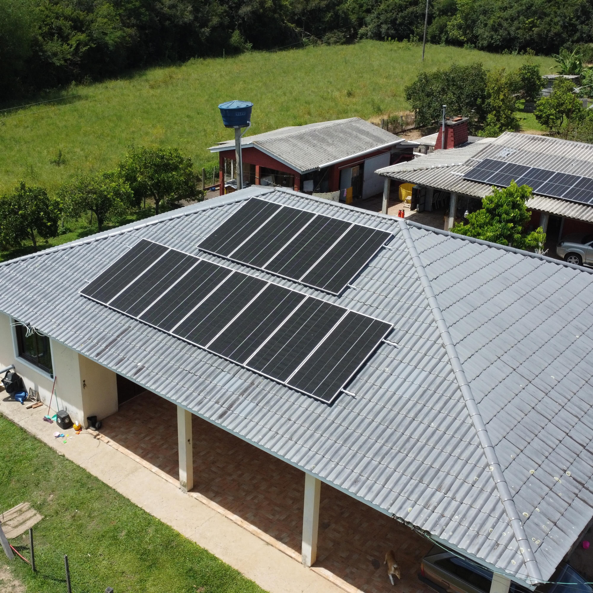 Energia solar rural instalada em residência no interior do RS
